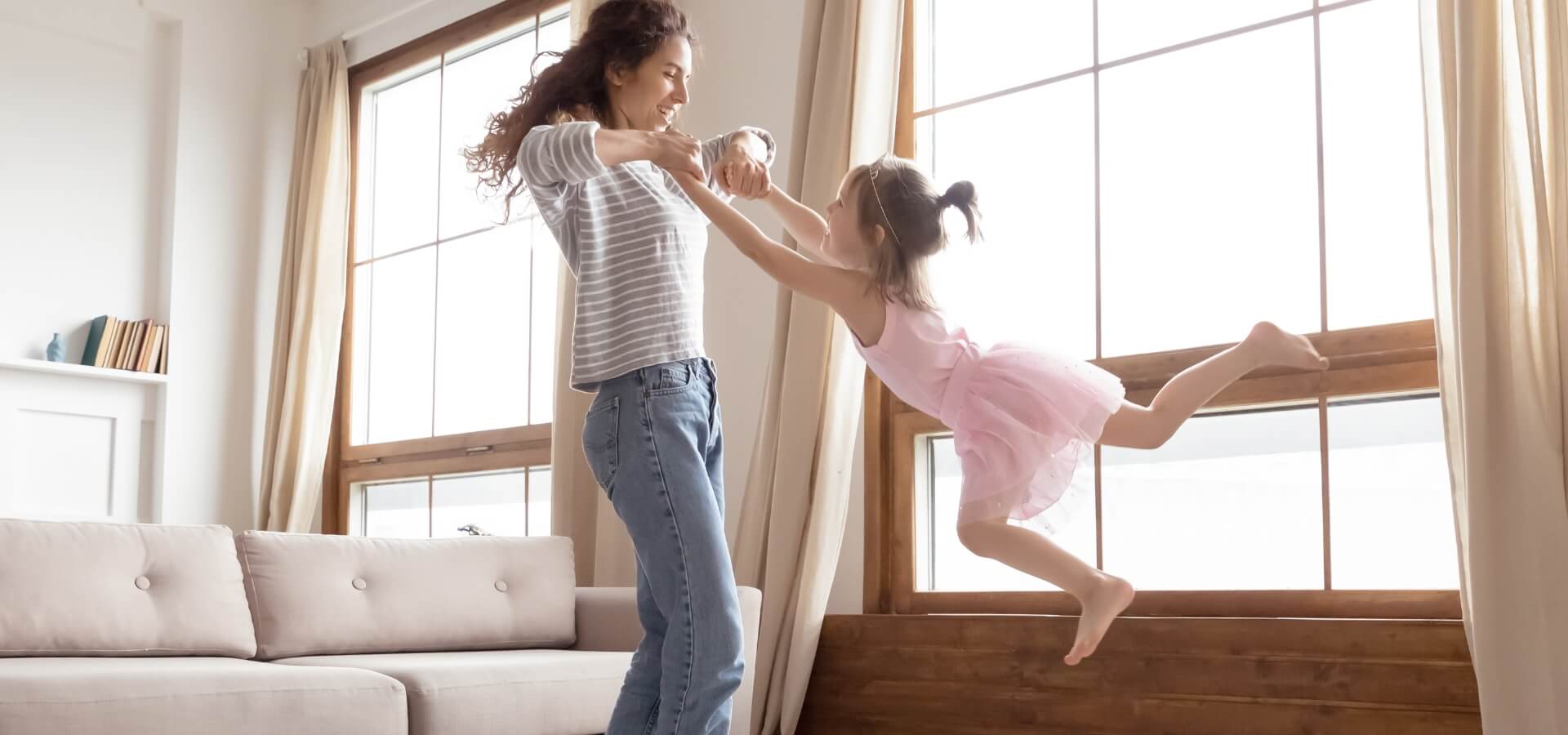 Mulher brincando com menina
